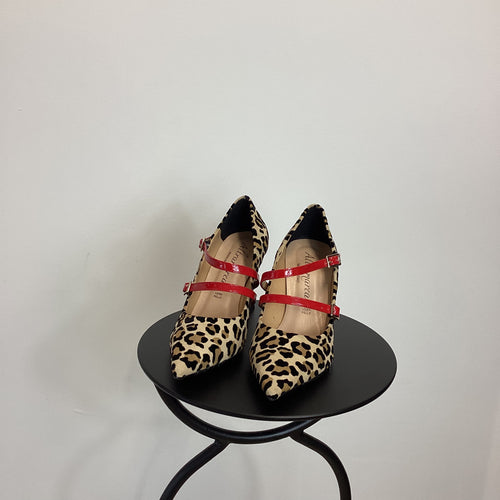 Décolleté animalier con cinturini rossi